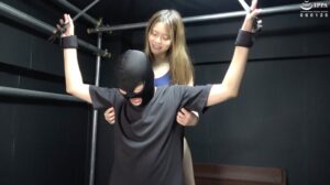 「【F/M】膝立ち拘束のドM男子を後ろから脇くすぐり攻めプレイ！」ADOA-082 彩川ゆめ