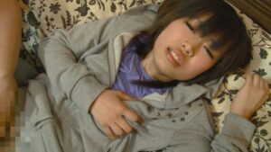 整形は一切してない可愛い純朴娘がテレながらも初めての人前オナニー！ヌレヌレなアソコに滾った肉棒を奥底まで挿入！